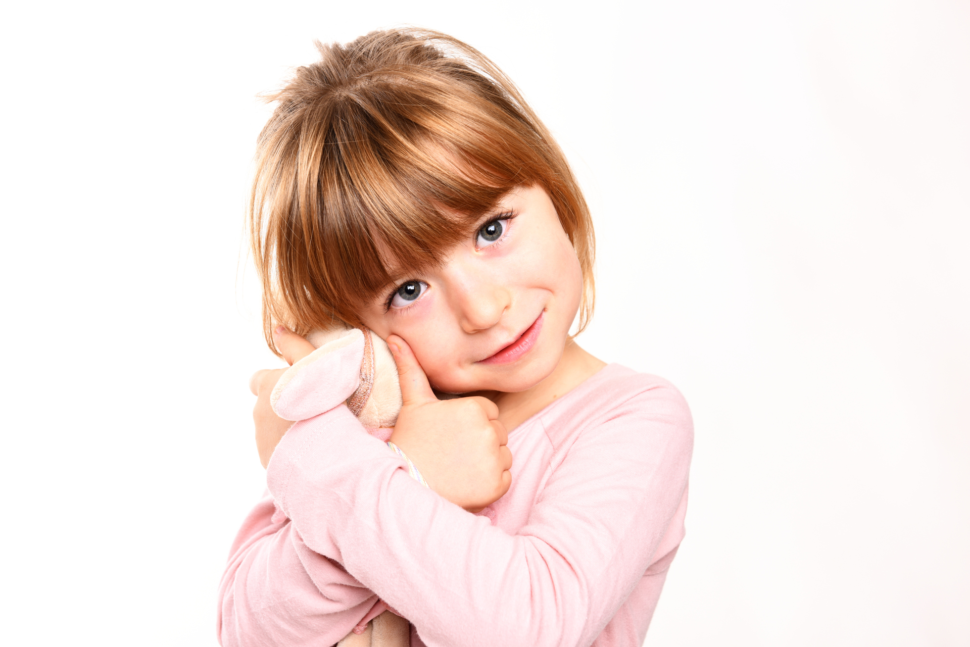 Bambina, bambina in età scolare giovane decollo o indossare una maschera  medica protettiva viso, ritratto, closeup, all'aperto nuovo stile di vita  normale shot. Ki Foto stock - Alamy